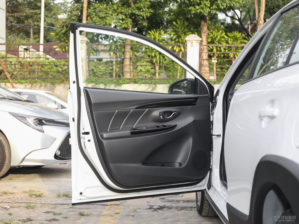 天際白YARiS L 致炫X車廂內(nèi)飾圖片