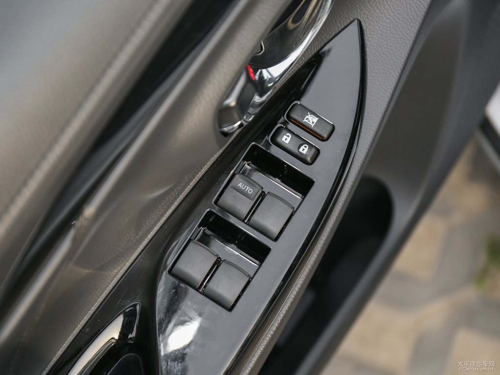 天際白YARiS L 致炫X車廂內(nèi)飾圖片