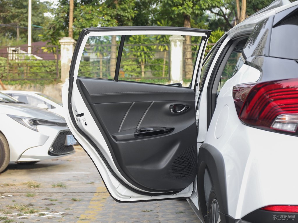 天際白YARiS L 致炫X車廂內(nèi)飾圖片
