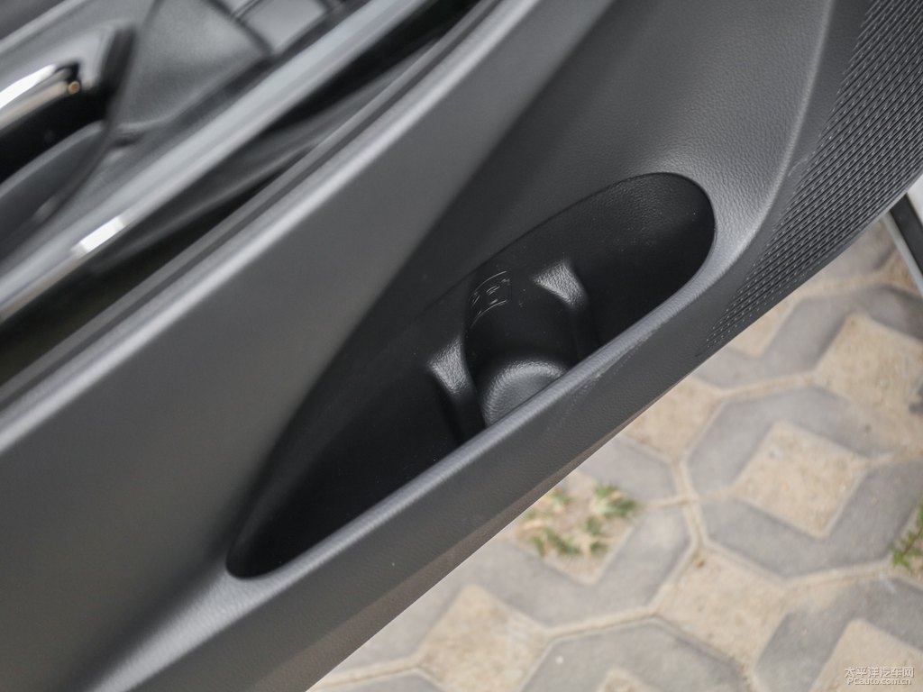 天際白YARiS L 致炫X儲物空間空間圖片