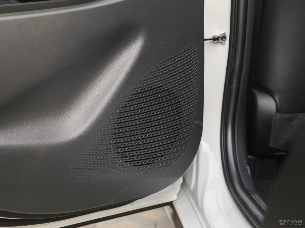 天際白YARiS L 致炫X車(chē)廂內(nèi)飾圖片