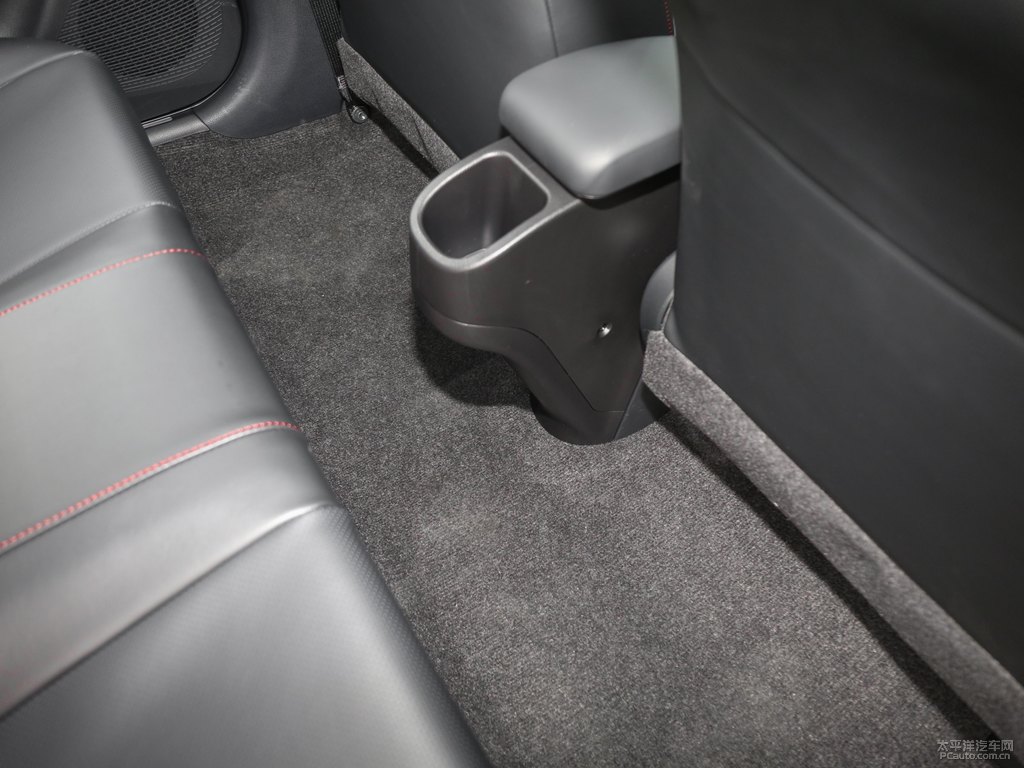 天際白YARiS L 致炫X駕乘空間空間圖片