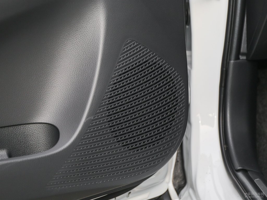 天際白YARiS L 致炫X車廂內(nèi)飾圖片