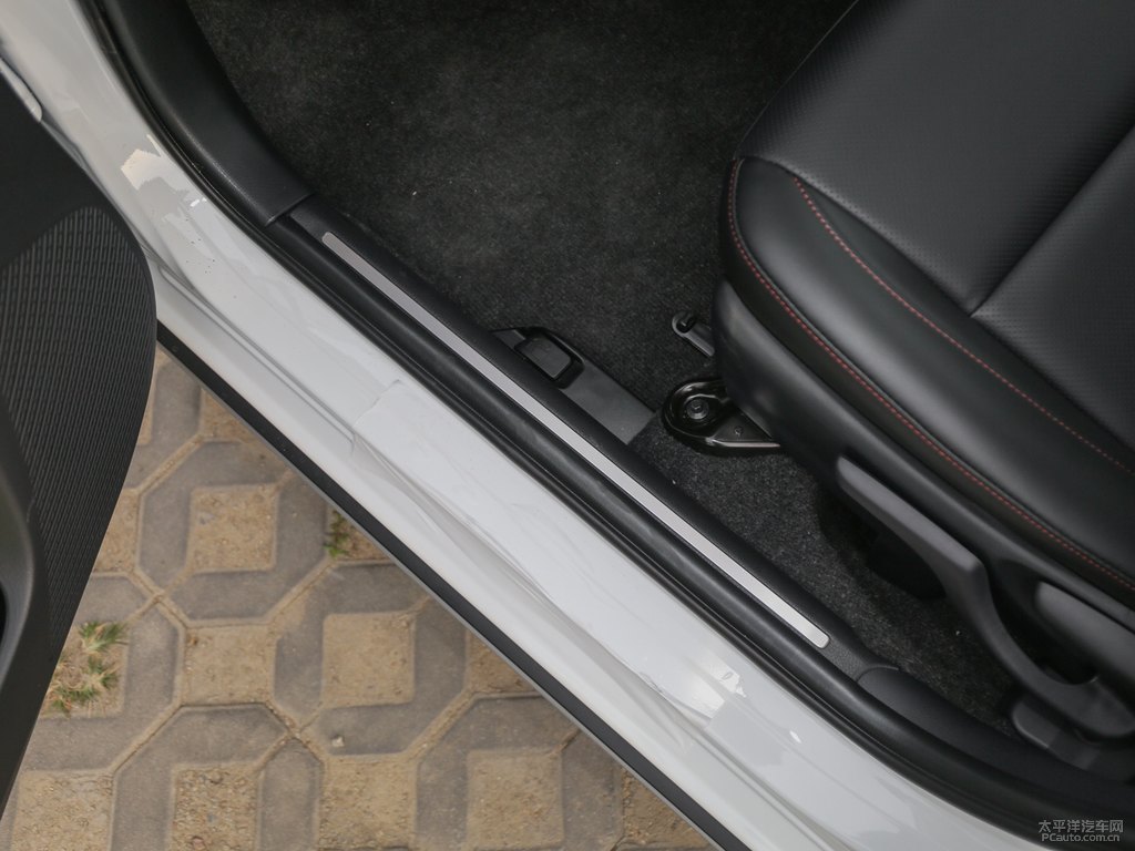 天際白YARiS L 致炫X車廂內(nèi)飾圖片