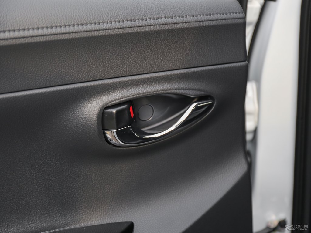 天際白YARiS L 致炫X車(chē)廂內(nèi)飾圖片