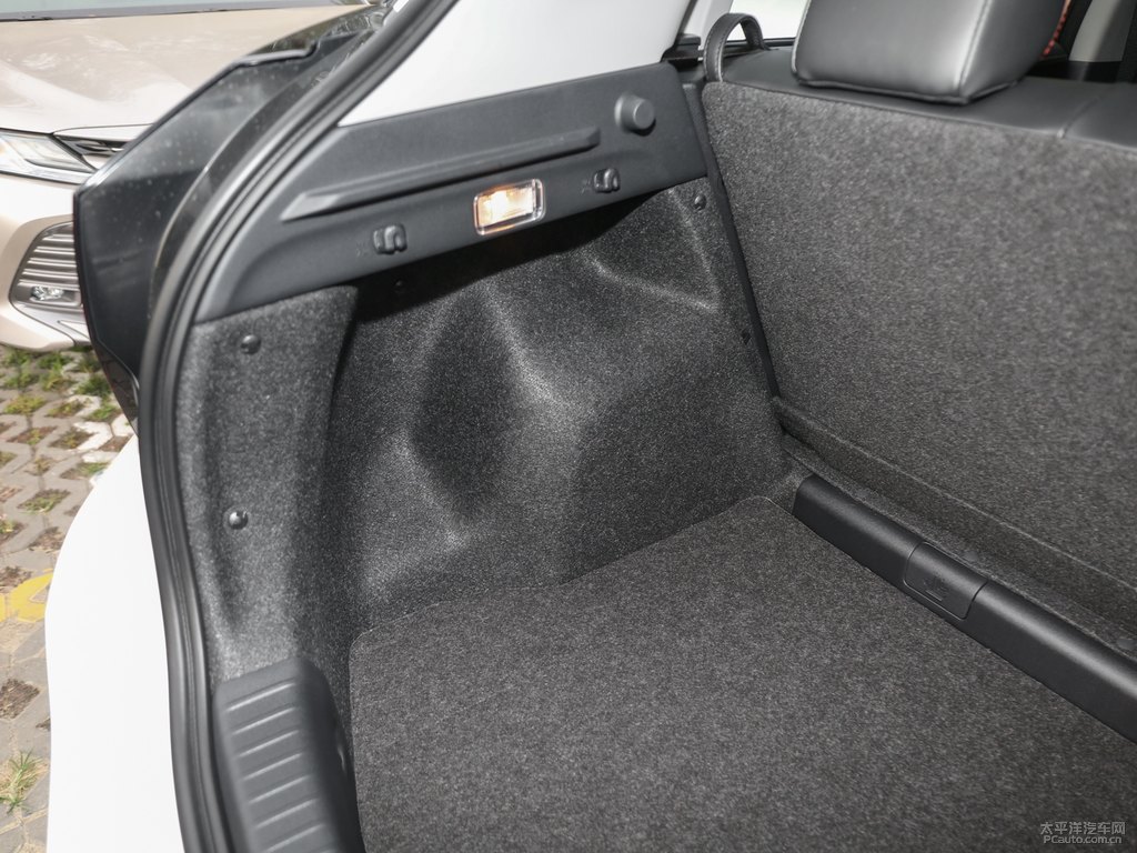 天際白YARiS L 致炫X后備廂空間圖片