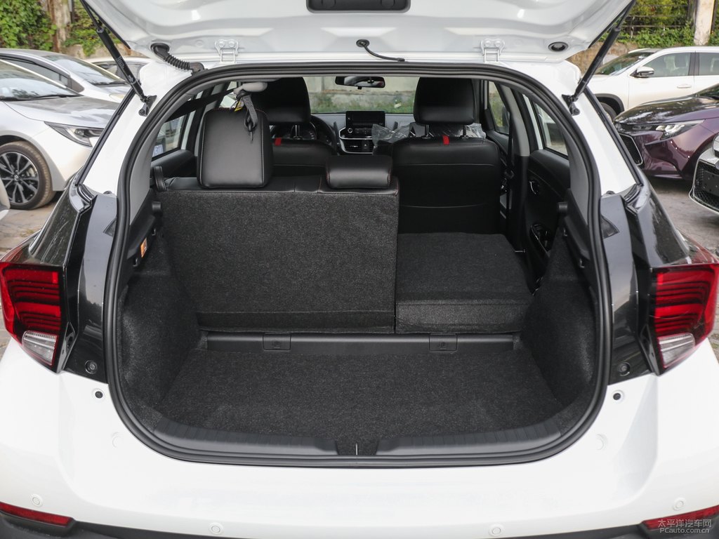 天際白YARiS L 致炫X后備廂空間圖片