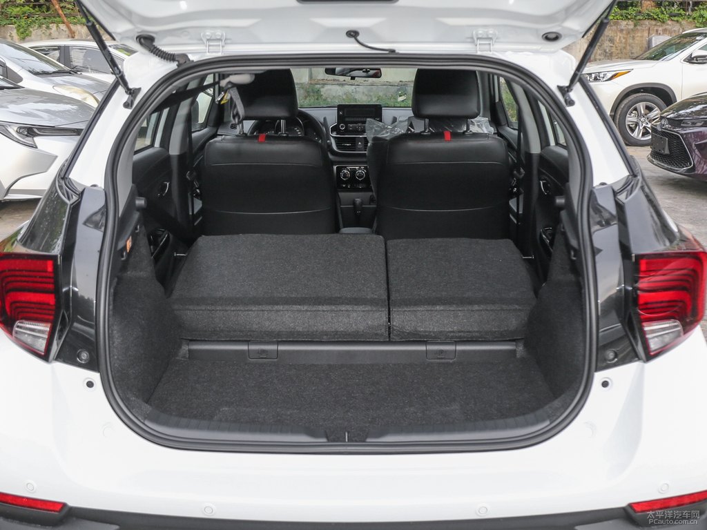 天際白YARiS L 致炫X后備廂空間圖片