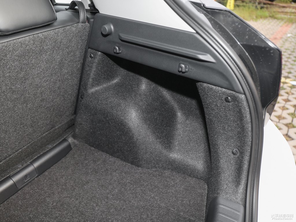 天際白YARiS L 致炫X后備廂空間圖片