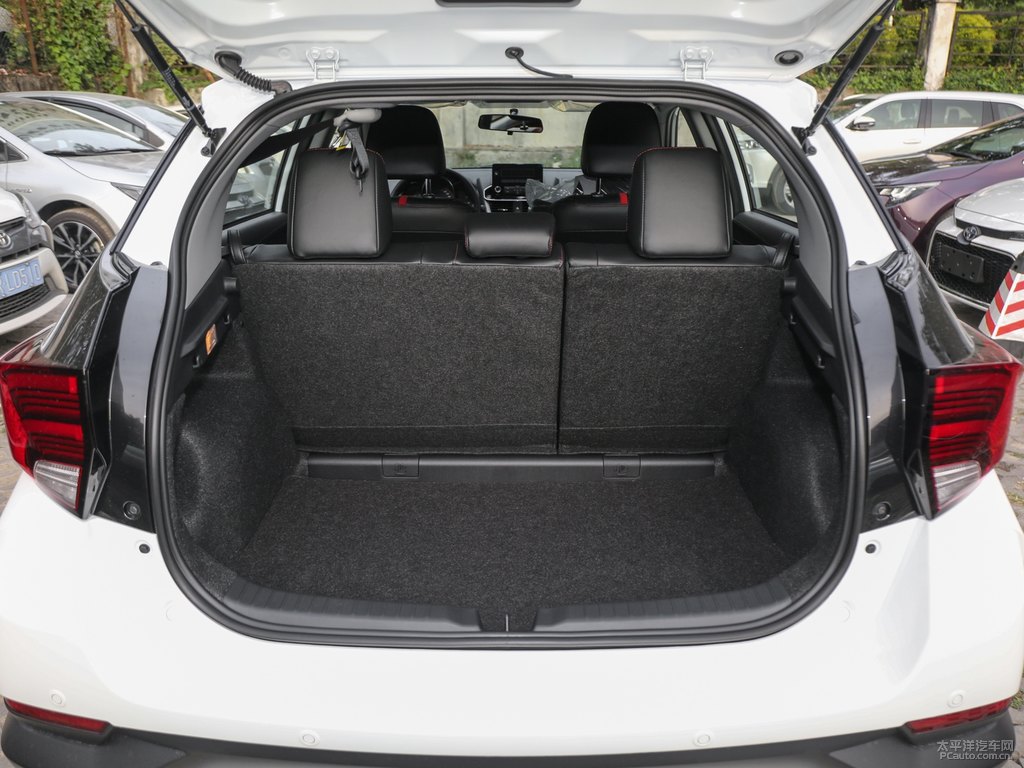天際白YARiS L 致炫X后備廂空間圖片