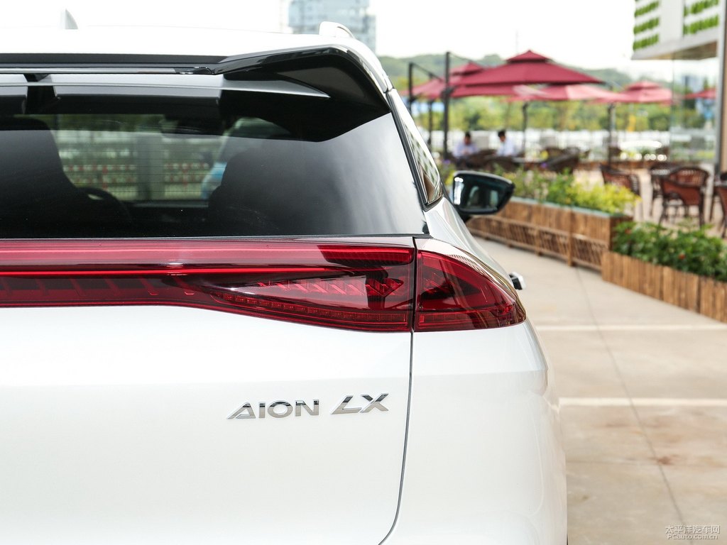 極地白AION LX車(chē)尾外觀圖片