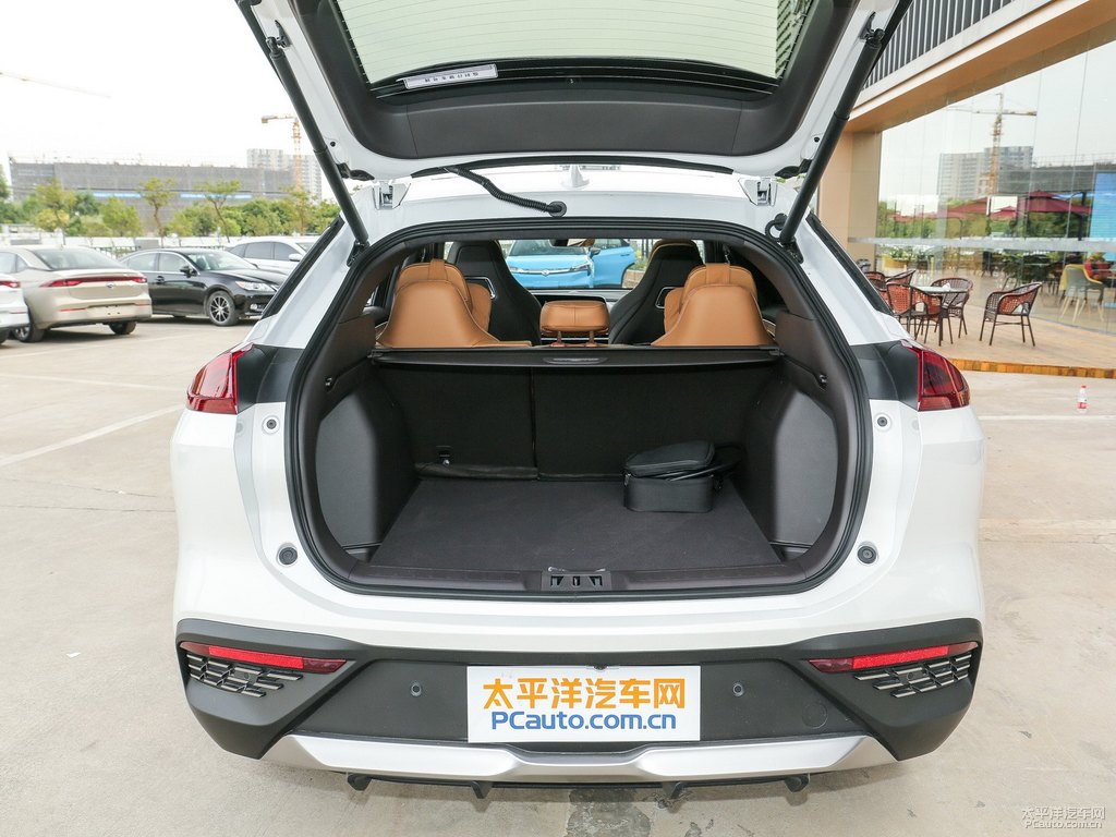 極地白AION LX后備廂空間圖片