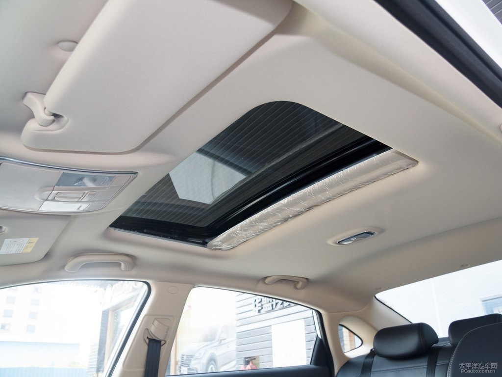 月光白銳程CC車廂內(nèi)飾圖片