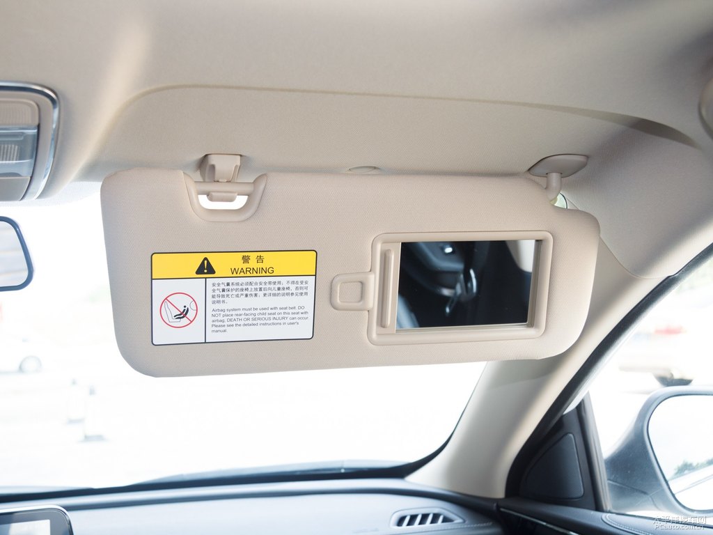 月光白銳程CC車廂內(nèi)飾圖片
