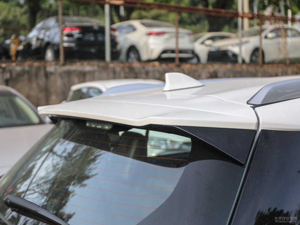 天際白YARiS L 致炫X車尾外觀圖片