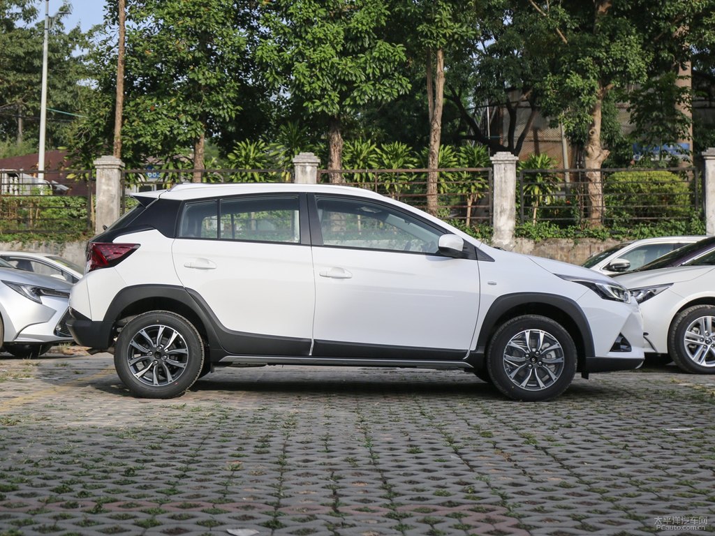 天際白YARiS L 致炫X整車外觀外觀圖片