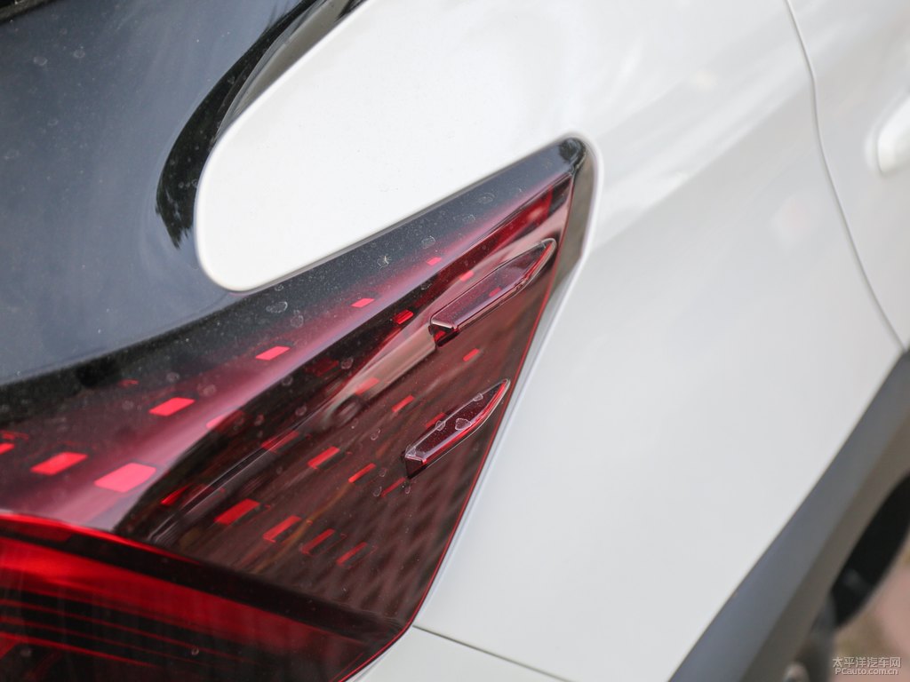 天際白YARiS L 致炫X車尾外觀圖片