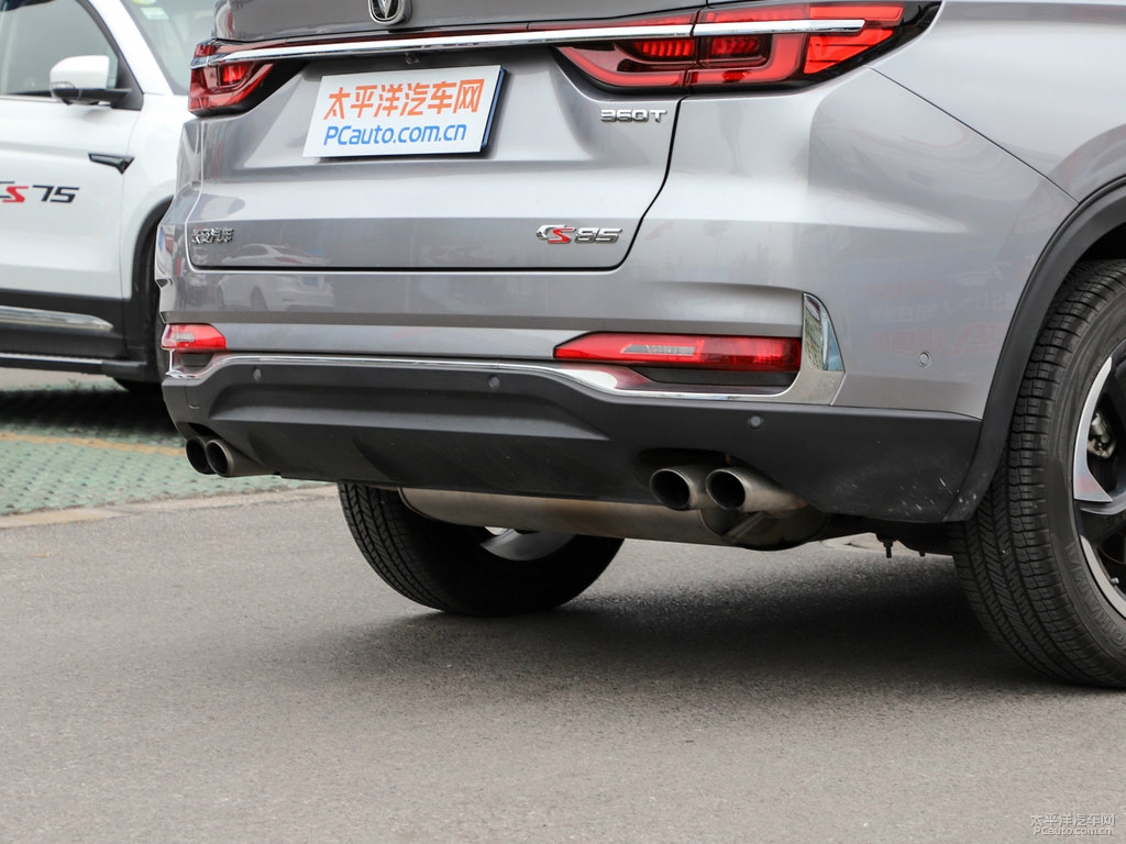 炫銀灰長安CS85 COUPE車尾外觀圖片