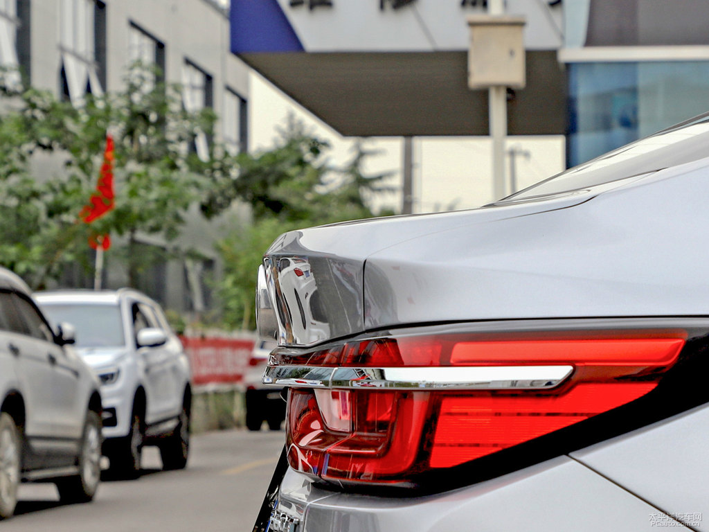 炫銀灰長安CS85 COUPE車尾外觀圖片