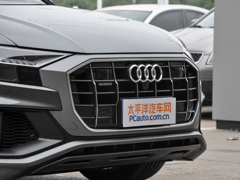 武士灰奧迪Q8車頭外觀圖片