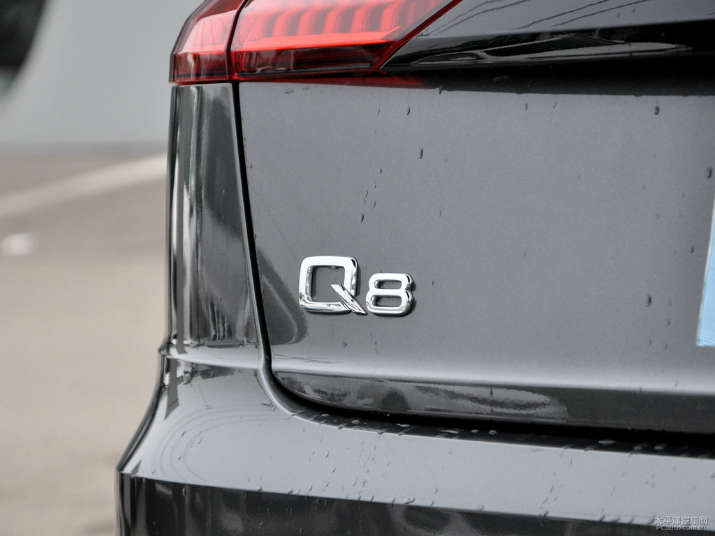 武士灰奧迪Q8車尾外觀圖片