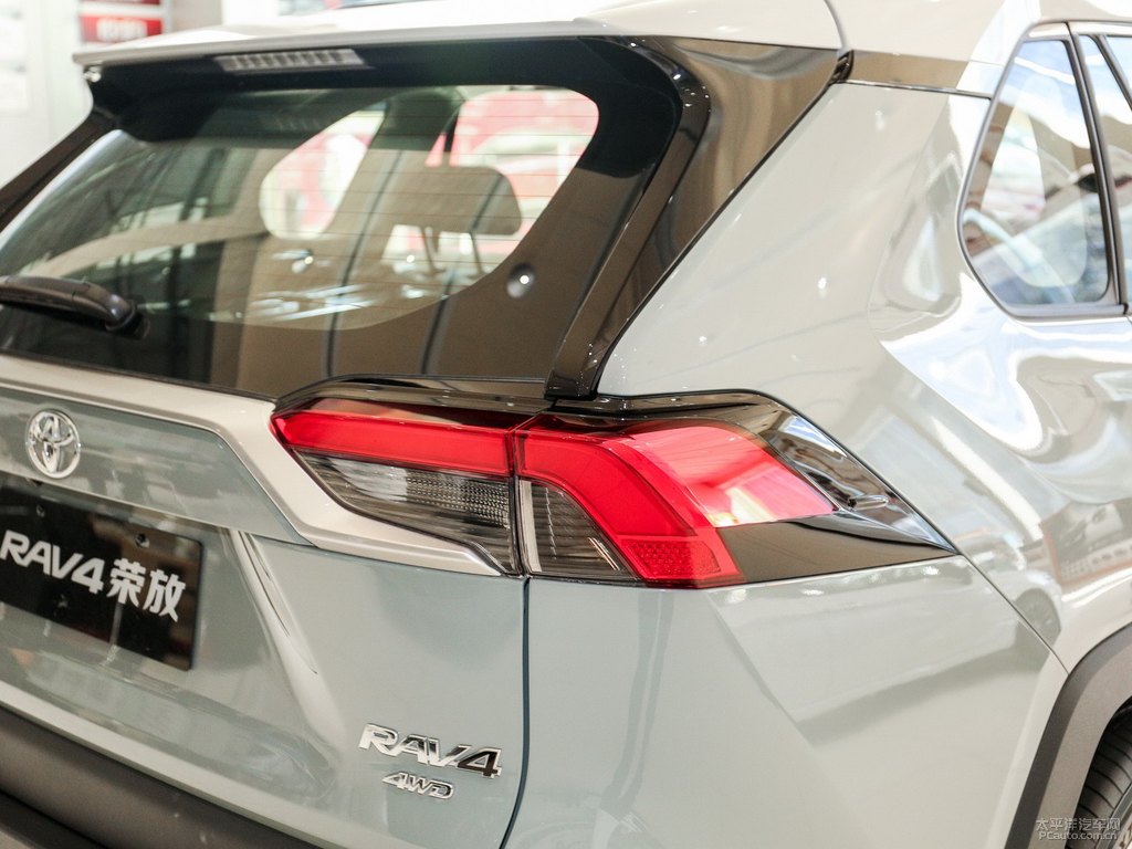 米蘭卡其RAV4榮放車尾外觀圖片