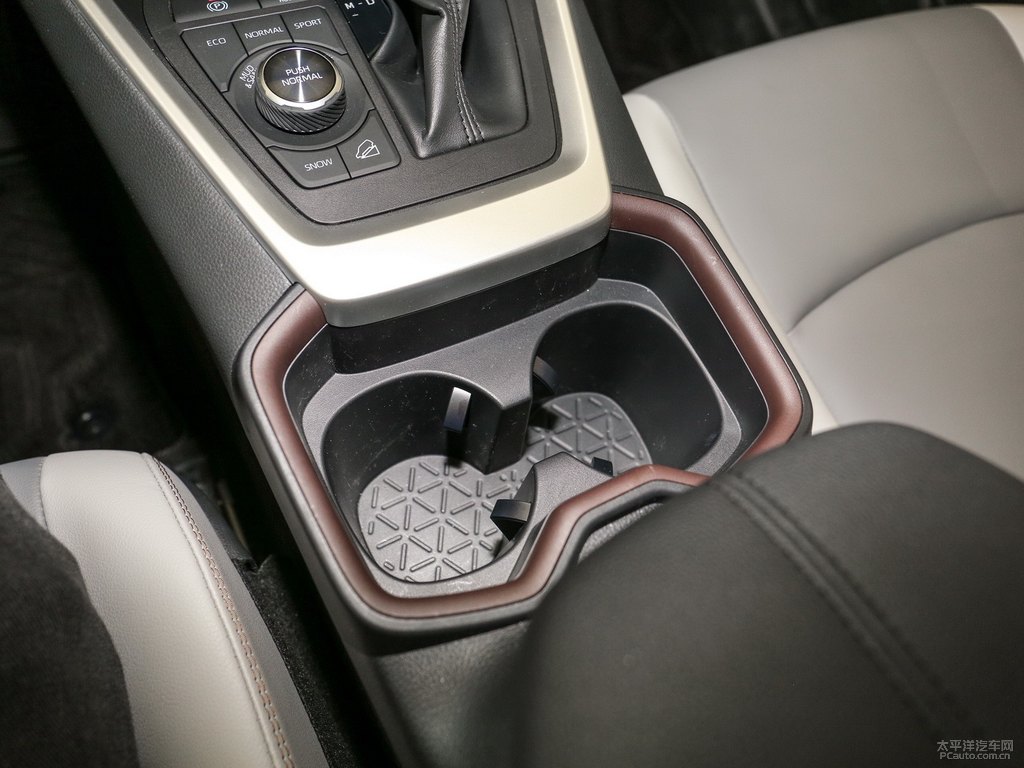 米蘭卡其RAV4榮放儲(chǔ)物空間空間圖片