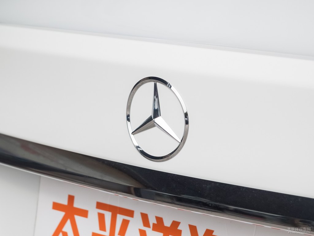 鉆石白奔馳C級車尾外觀圖片