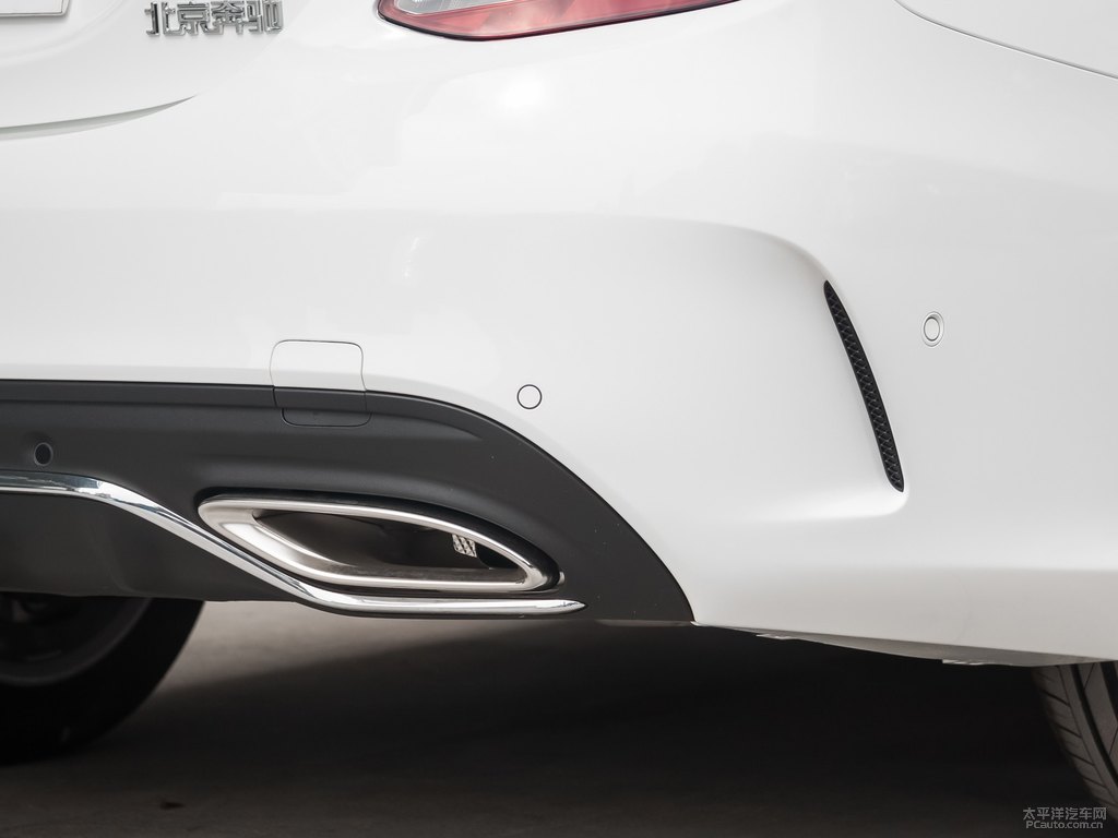 鉆石白奔馳C級(jí)車尾外觀圖片