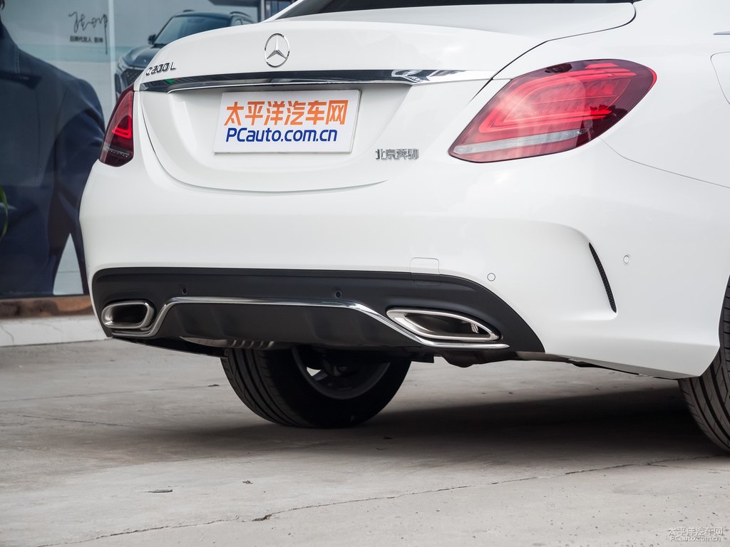 鉆石白奔馳C級(jí)車尾外觀圖片