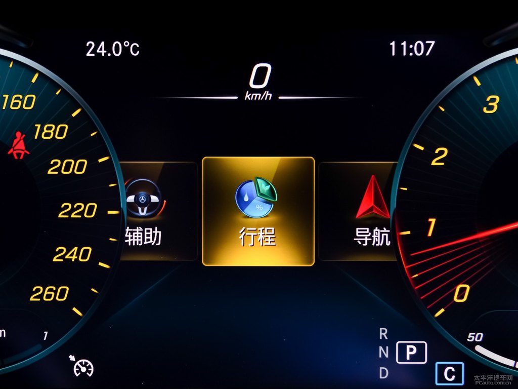 鉆石白奔馳C級中控內(nèi)飾圖片
