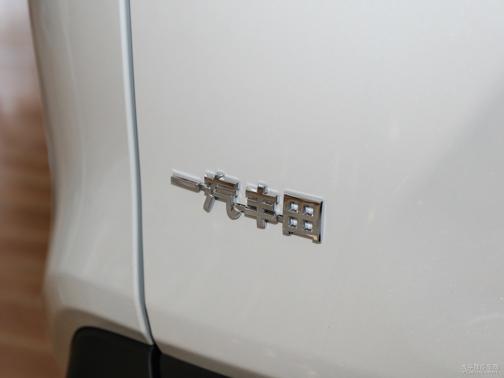 珍珠白R(shí)AV4榮放車尾外觀圖片
