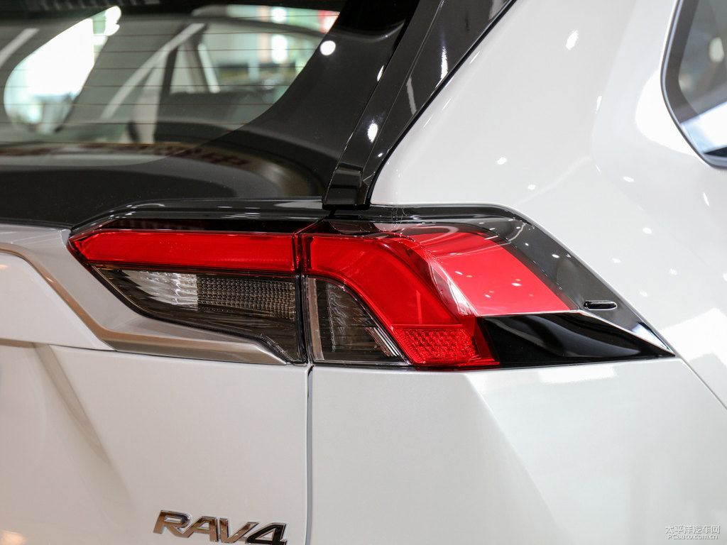 珍珠白R(shí)AV4榮放車(chē)尾外觀圖片