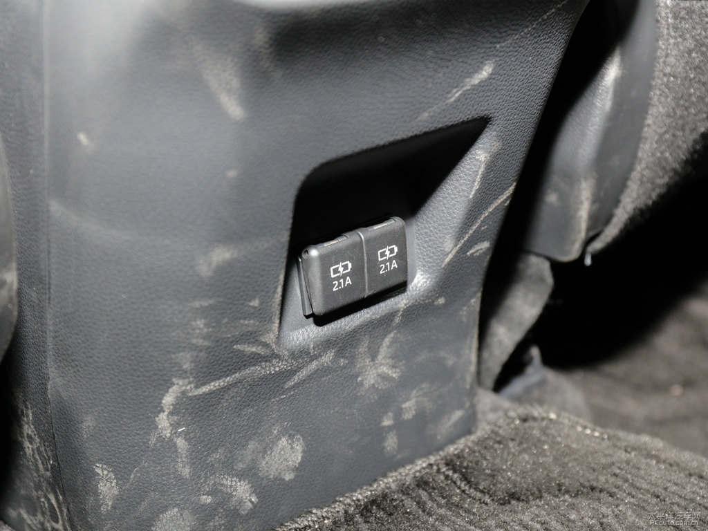珍珠白RAV4榮放座椅內(nèi)飾圖片