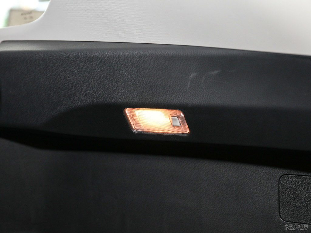 珍珠白RAV4榮放后備廂空間圖片
