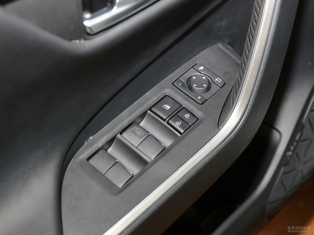珍珠白RAV4榮放車廂內(nèi)飾圖片