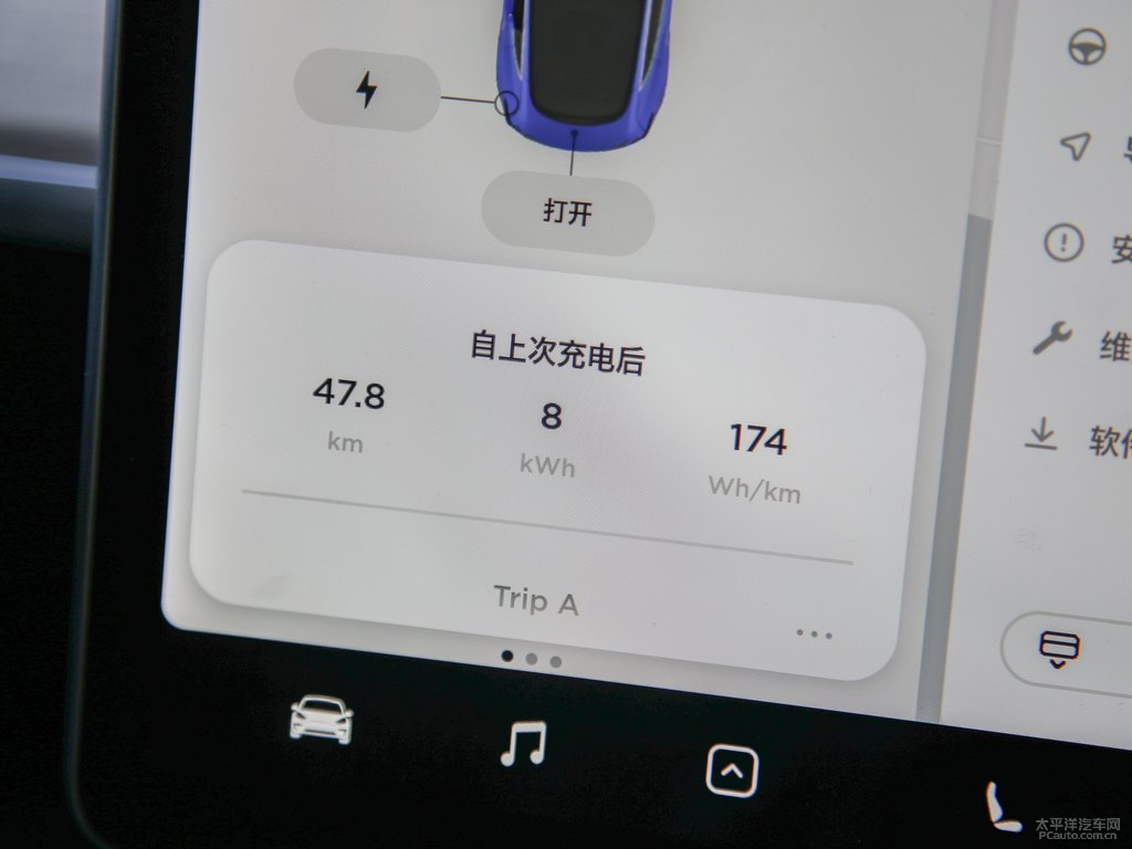 深海藍Model 3中控內飾圖片