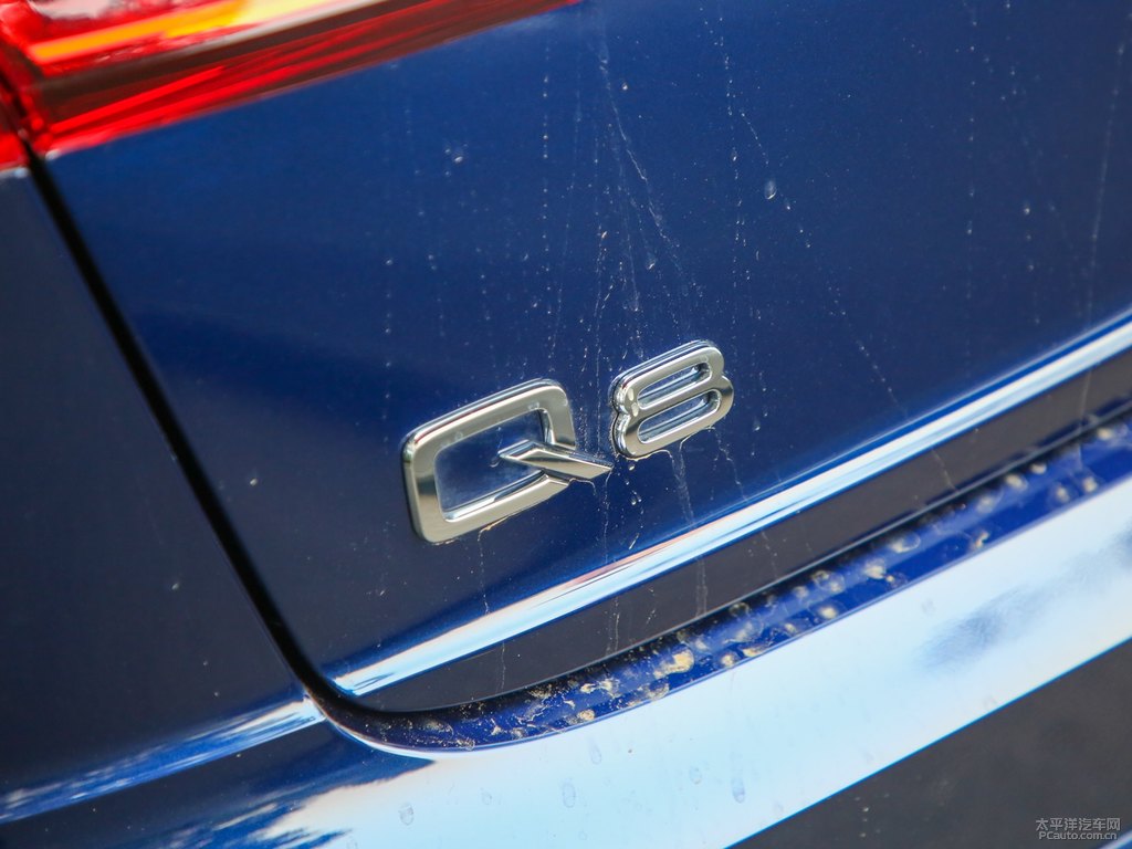 納瓦拉藍(lán)奧迪Q8車(chē)尾外觀圖片