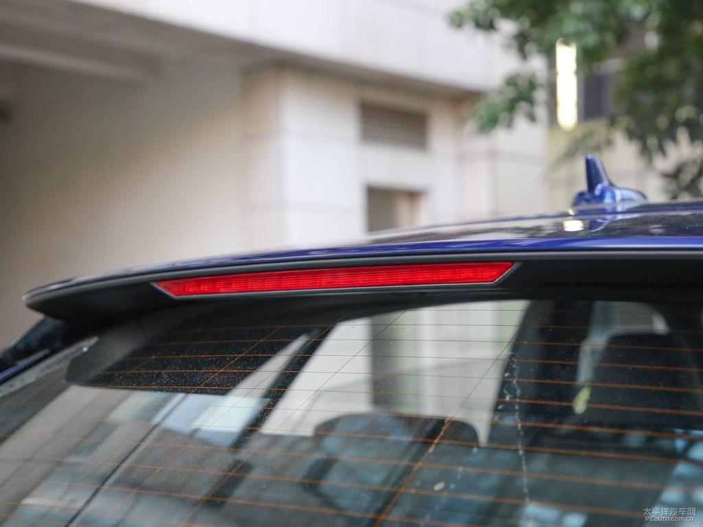 納瓦拉藍(lán)奧迪Q8車尾外觀圖片