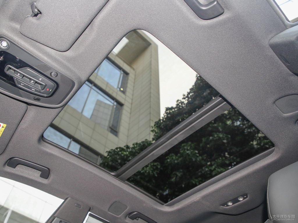 納瓦拉藍(lán)奧迪Q8車廂內(nèi)飾圖片