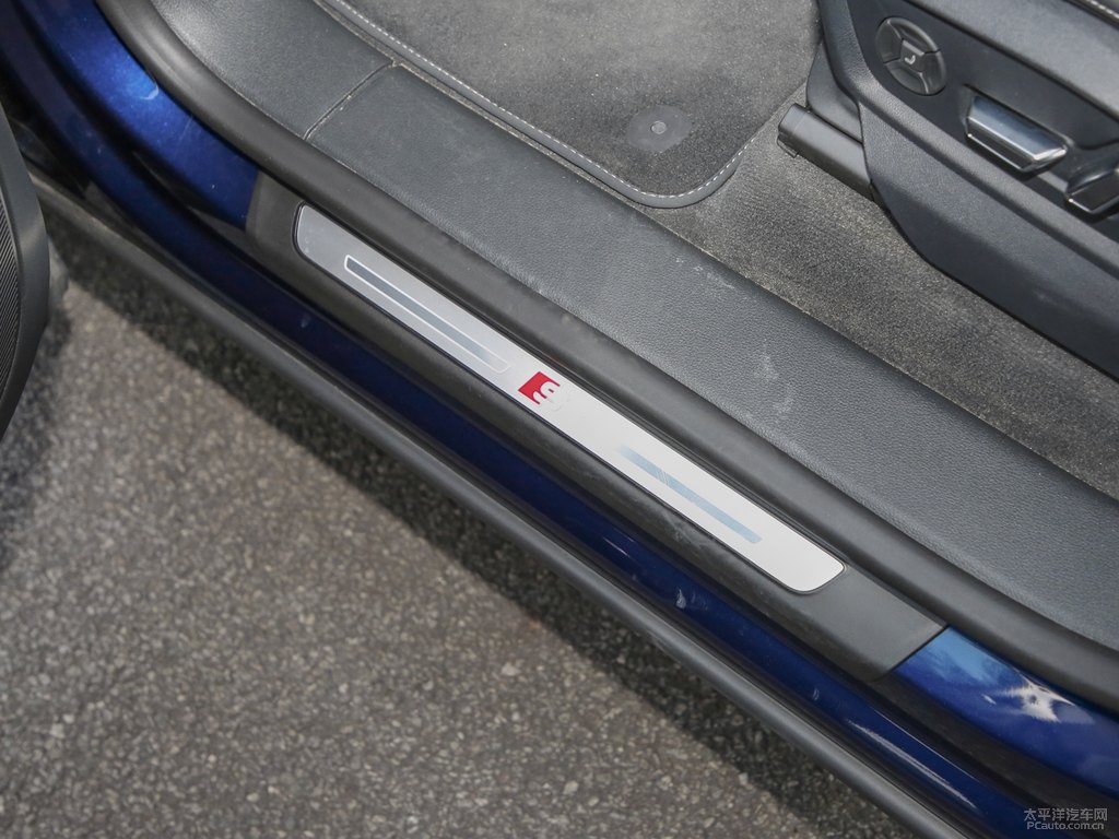 納瓦拉藍(lán)奧迪Q8車(chē)廂內(nèi)飾圖片