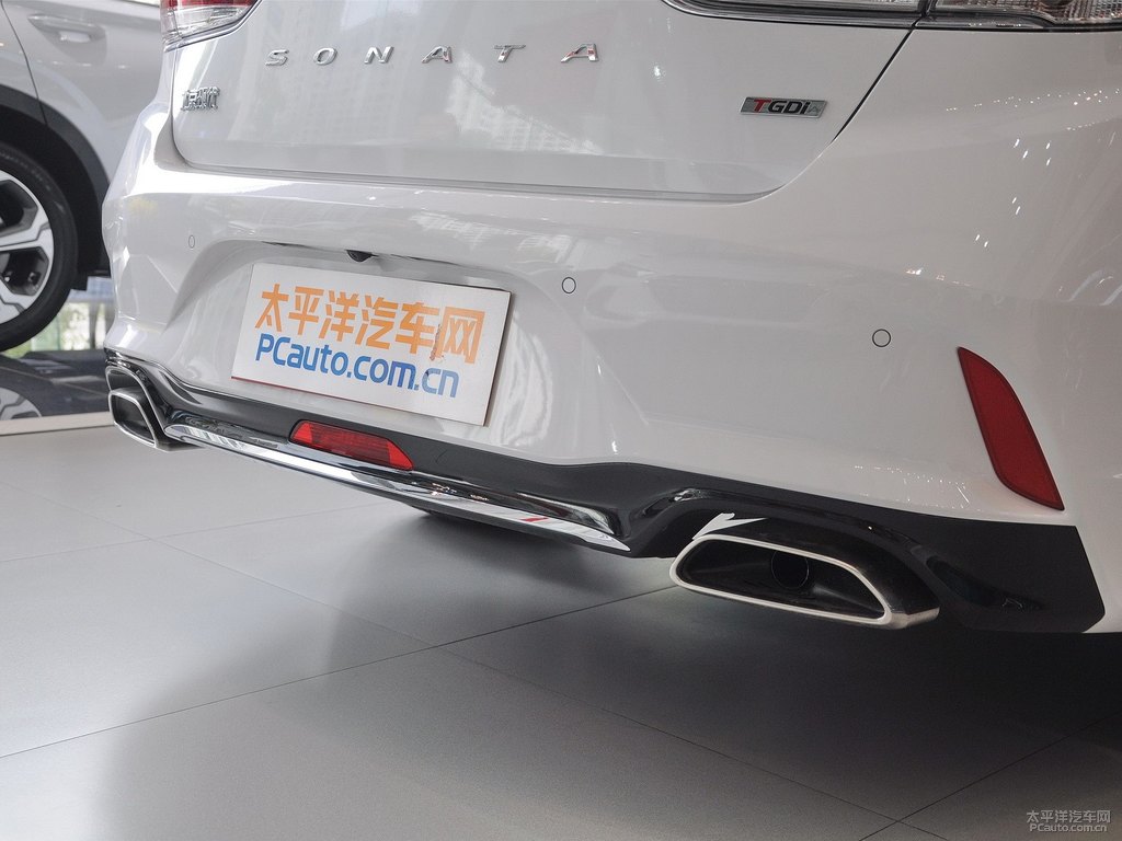 珍珠白索納塔車尾外觀圖片