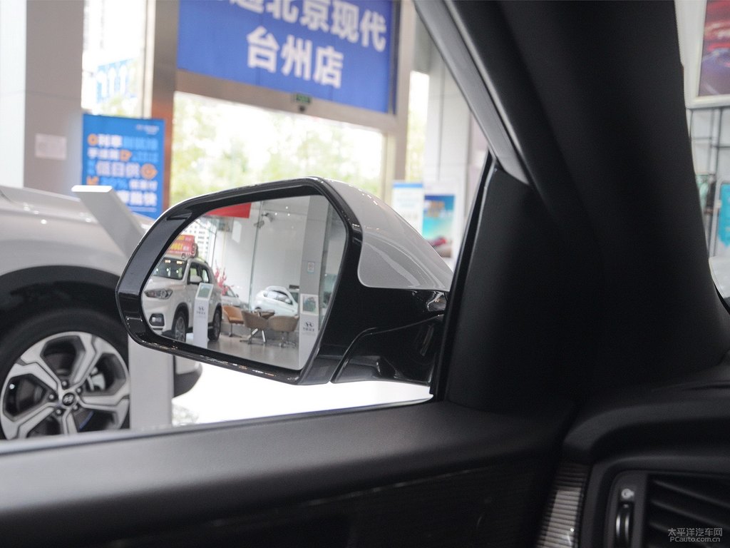 珍珠白索納塔車身外觀圖片