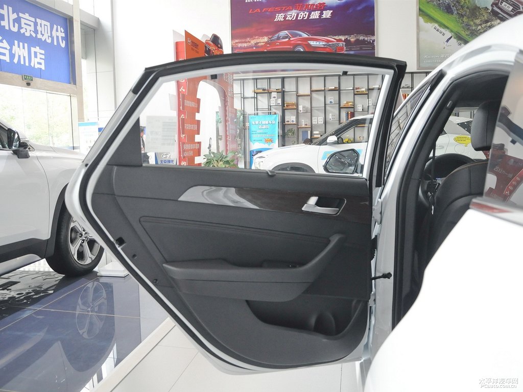 珍珠白索納塔車廂內(nèi)飾圖片