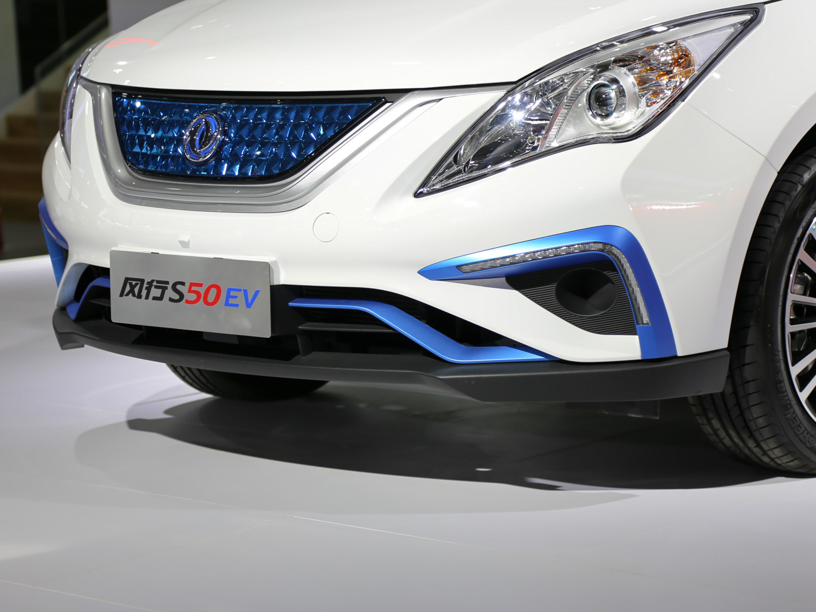 風(fēng)行S50EV車展高清大圖