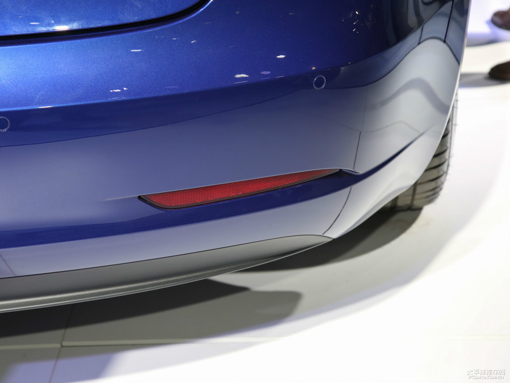 深海藍(lán)Model 3車尾外觀圖片