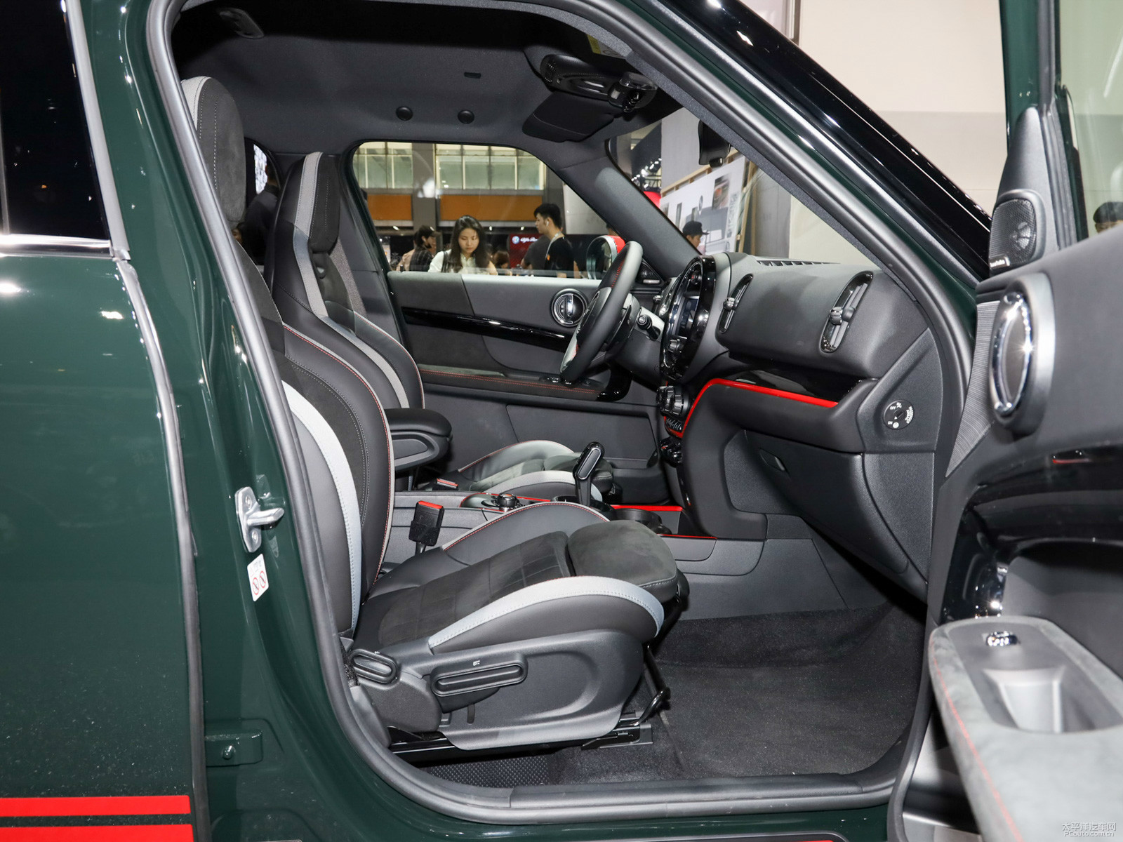 MINI JCW COUNTRYMAN空間高清大圖