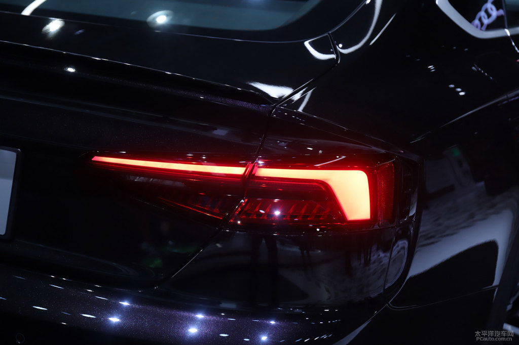 米索斯黑奧迪RS 5車尾外觀圖片