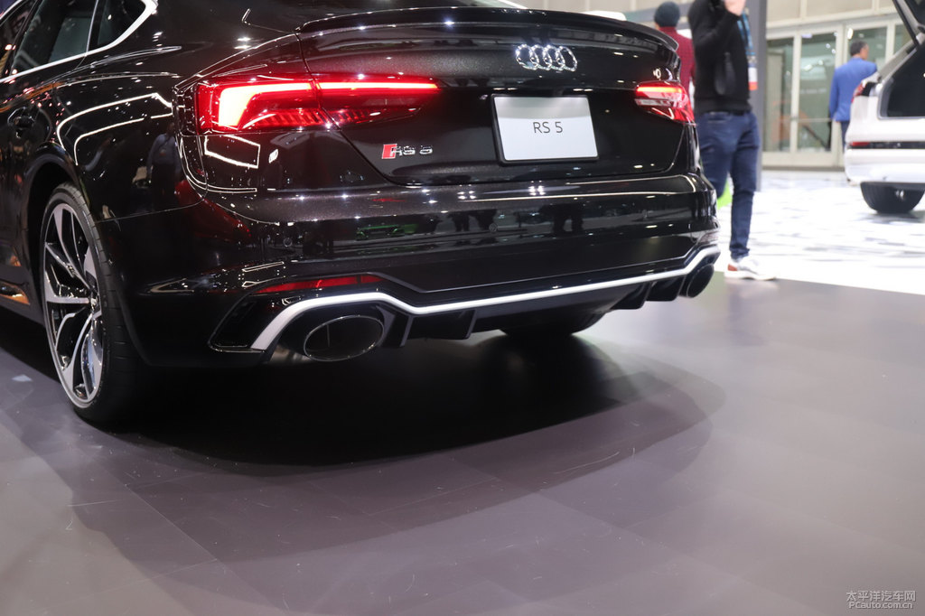 米索斯黑奧迪RS 5車尾外觀圖片