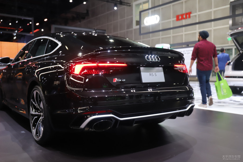 米索斯黑奧迪RS 5車尾外觀圖片